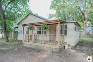 122 Arnold Ln, Hooks, TX 75561