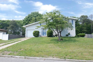 40 Gettysburg Dr, Holbrook, NY 11741