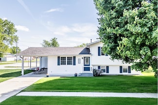 406 Forest St, Fairbank, IA 50629