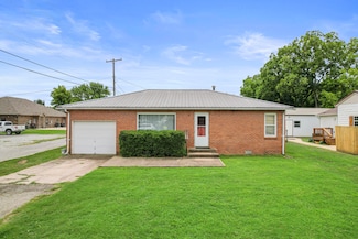 8 W 9th St, Grove, OK 74344