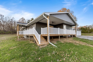 6664 E Winneshiek Rd, Ridott, IL 61067