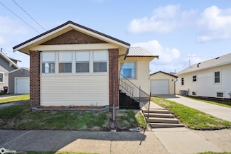105 N 11th St, Marshalltown, IA 50158