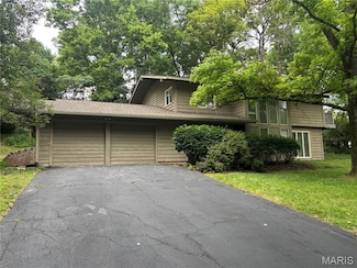 12827 Huntercreek Rd, Saint Louis, MO 63131