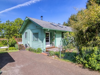 2711 NE Hemlock Dr, Yachats, OR 97498