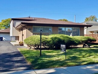 2140 Eastview Dr, Des Plaines, IL 60018