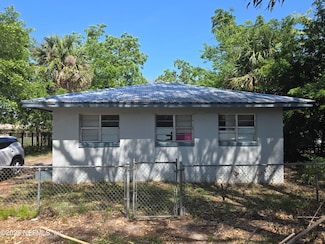 803 N 17th St, Palatka, FL 32177