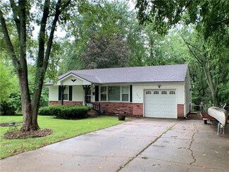 1013 E 134th St, Grandview, MO 64030