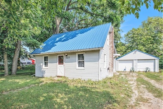 327 E Main St, Vermontville, MI 49096