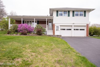 5 Turf Ln, Albany, NY 12211