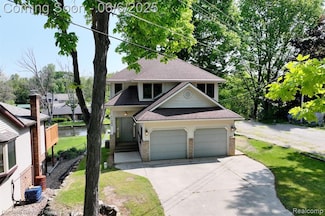 11265 N Shore Dr, Whitmore Lake, MI 48189