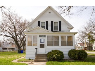 226 9th St NW, Cedar Rapids, IA 52405