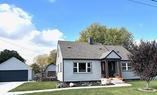 1069 Heavenridge Rd, Essexville, MI 48732