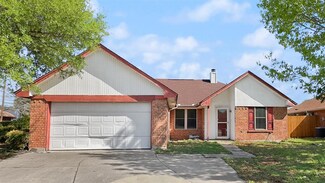 103 Freedom Ln, Arlington, TX 76002