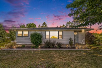 17561 Taft Rd, Spring Lake, MI 49456