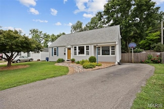 969 Westglen Dr, Saint Louis, MO 63126