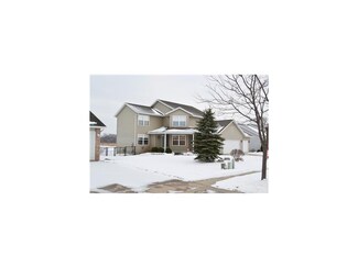305 Pine Crest Dr, Robins, IA 52328