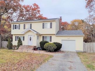 7 Murray Ln, Coram, NY 11727