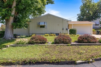 261 Foote St SW, Cedar Rapids, IA 52404
