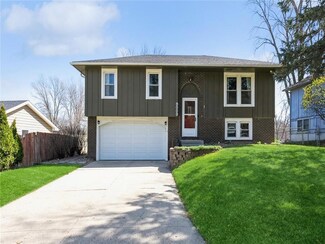 9009 Maplecrest Dr, Norwalk, IA 50211