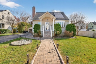 8 Robbins Ave, Elmsford, NY 10523