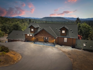 207 Crossway Dr, Gold Hill, OR 97525