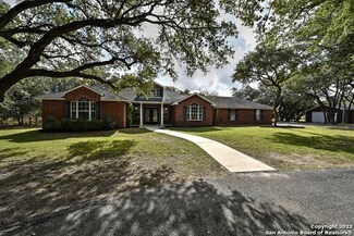 224 Southwood Oaks Dr, Floresville, TX 78114