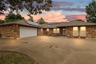 6245 Century Dr, Kennedale, TX 76060