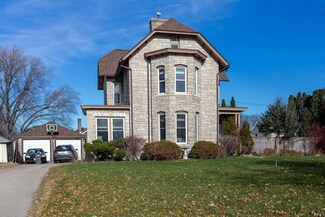1323 University Ave, Dubuque, IA 52001
