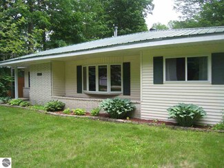 4168 Sands Park Dr NE, Kalkaska, MI 49646