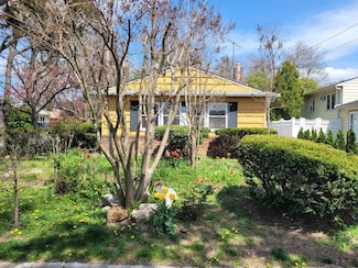 8 Sintsink Dr W, Port Washington, NY 11050