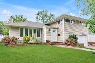 530 Lakeville Ln, East Meadow, NY 11554