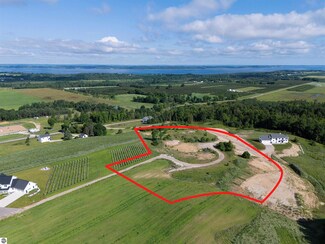 6768 Sayler Rd, Acme Township, MI 49690