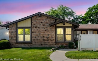 2808 Roundtree Dr, Troy, MI 48083