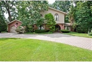 42 Mockingbird Ln, Oak Brook, IL 60523