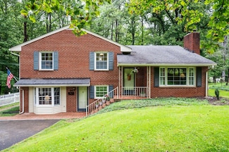 921 Peaksview St, Bedford, VA 24523