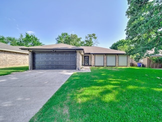 300 Lark Ln, Euless, TX 76039