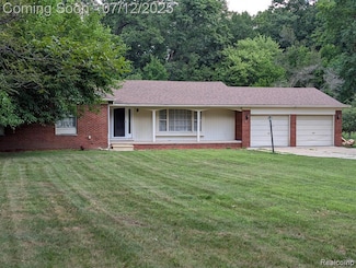 22048 Rougewood Dr, Southfield, MI 48033