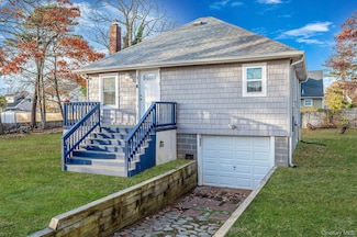 15 Lafayette Dr, Shirley, NY 11967