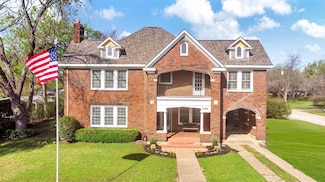 1300 S Houston St, Kaufman, TX 75142