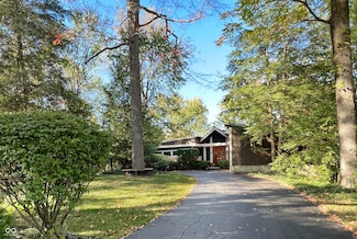 4024 W South Wood Lake Dr, Columbus, IN 47201