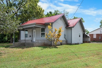 216 W Walnut St, Bolivar, MO 65613