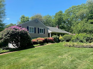36 Oriole Way, Dix Hills, NY 11746