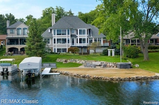 826 Wolverine Dr, Wolverine Lake, MI 48390