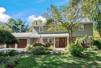 6 Blue Grass Ct, Huntington, NY 11743