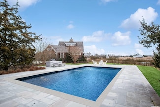 18 Pleasant Ave, Westhampton, NY 11977