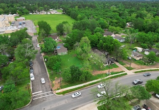 406 E Phillips St, Conroe, TX 77301