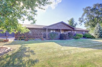 210 E 1st St, Hume, IL 61932