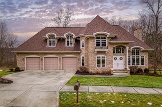 1081 Riverwoods Dr, Akron, OH 44313
