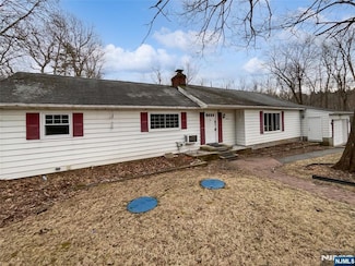 14 Beaver Ave, West Milford, NJ 07480