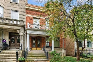 851 W Oakdale Ave, Chicago, IL 60657